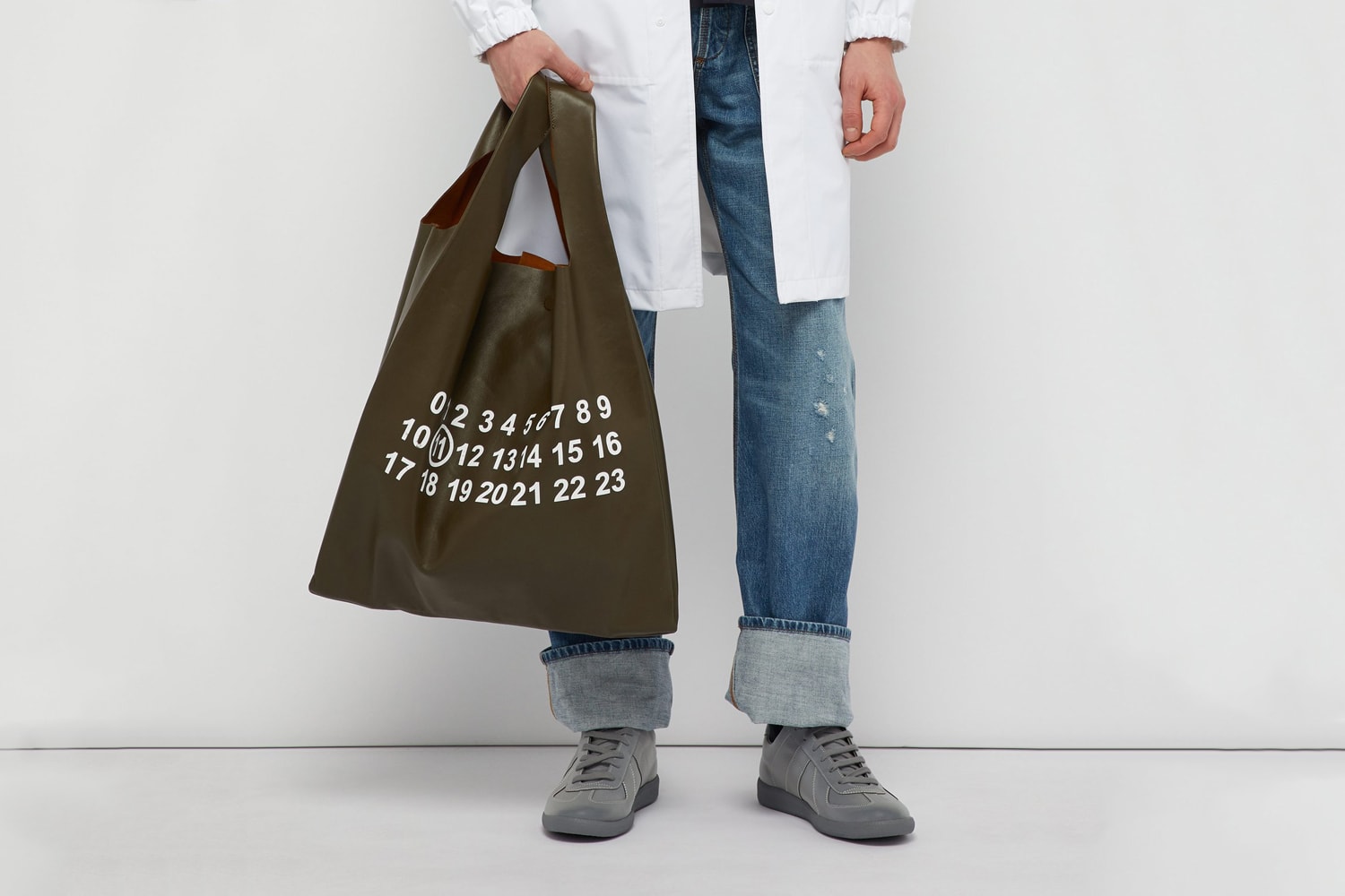 メゾン マルジェラ　トートバッグ　バッグ　プレミアムレザー　Maison Margiela Leather Logo Print Tote Bag Release