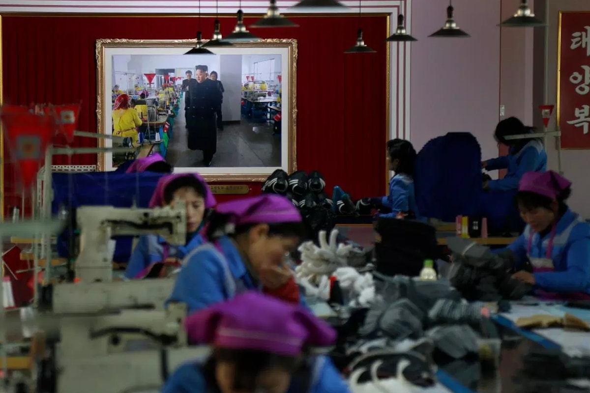 北朝鮮 スニーカー ナイキ アディダス アシックス 偽物 フェイク 工場 輸入 輸出 
