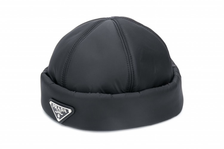 Prada からお馴染みのナイロン素材を使用したビーニーが登場