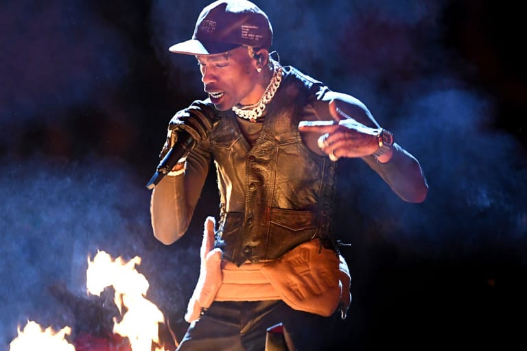 Travis Scott が NFL スーパーボウルのハーフタイムショーにて完全初見となる Air Jordan 6 “Cactus Jack” をお披露目