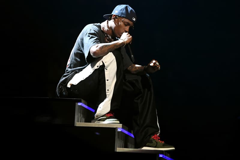 トラヴィススコット ナイキ エアジョーダン 初見 グラミー ステージ パフォーマンス travis scott grammys airjordan1 low debut