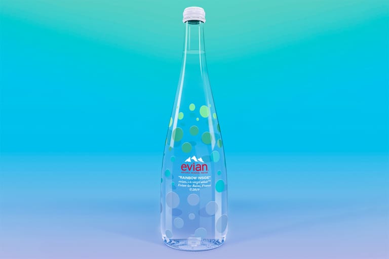 ヴァージル・アブローと evian が 750ml サイズのコラボボトルを追加発表