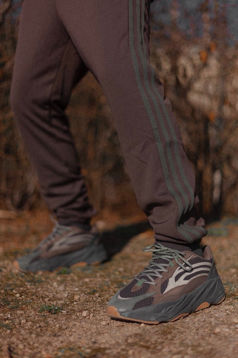 イージーブースト 700 V2 YEEZY BOOST Geode 発売日 リリース オンライン 取り扱い 店舗 ストア 