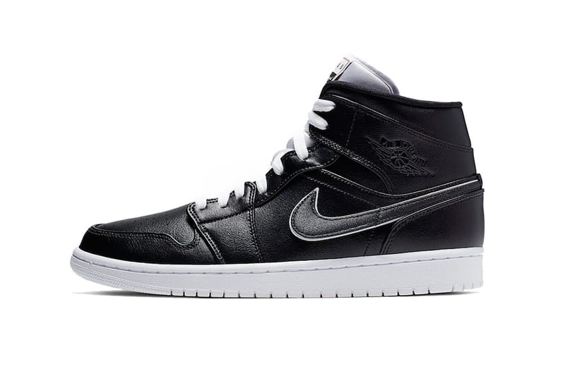 ジョーダンの名台詞をあしらったオールブラックの Air Jordan 1 Mid が登場