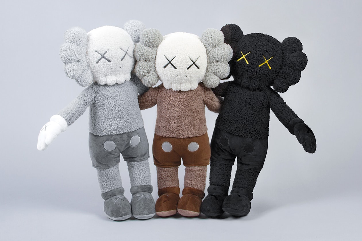 カウズ　香港　Kaws Holiday Hong Kong Installation