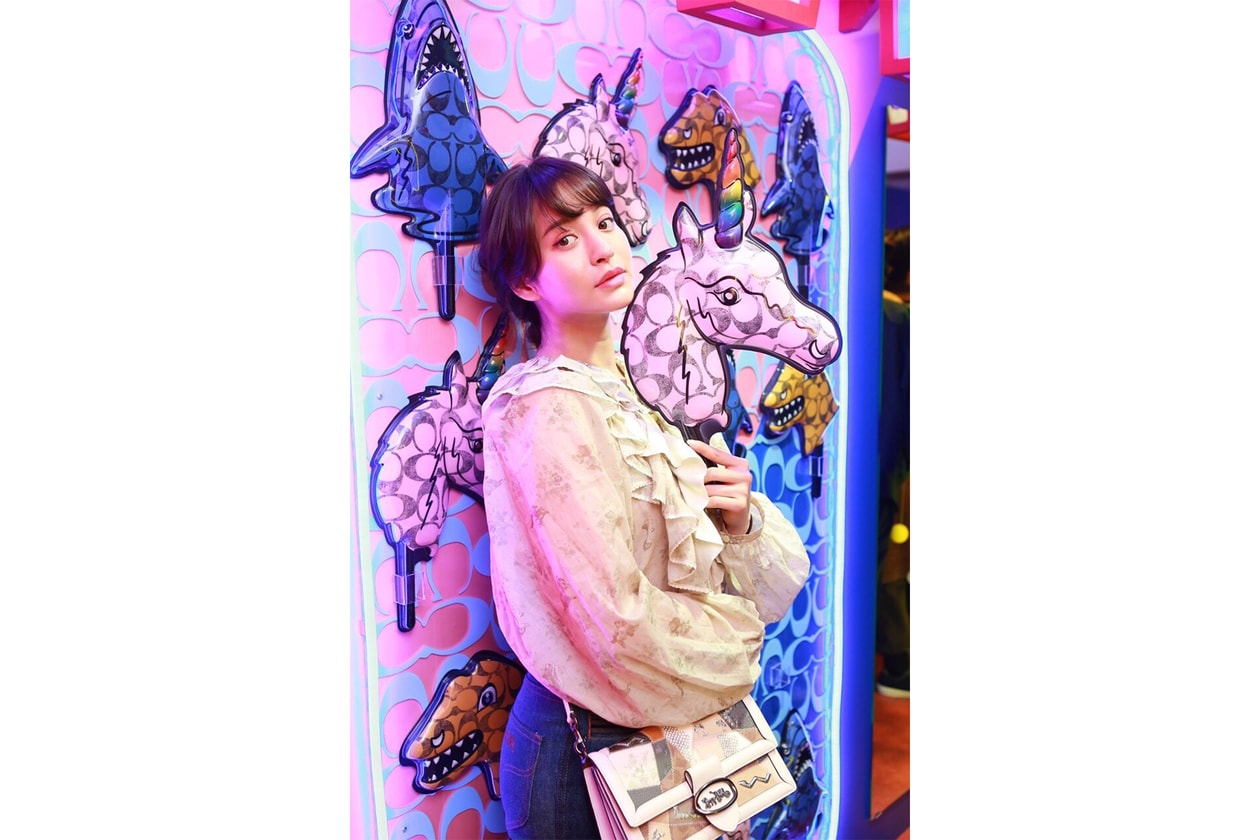 東京・表参道に突如出現した Coach のファン参加型イベント “LIFE COACH” へ潜入 地下鉄や祭りを彷彿とさせる異空間では、気鋭アーティストのライブやタロット占いを定期的に開催 