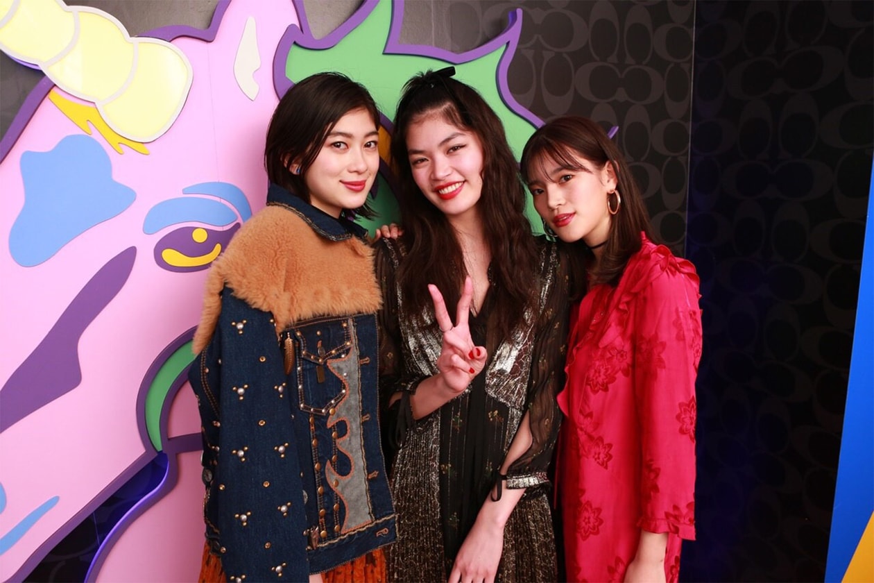 東京・表参道に突如出現した Coach のファン参加型イベント “LIFE COACH” へ潜入 地下鉄や祭りを彷彿とさせる異空間では、気鋭アーティストのライブやタロット占いを定期的に開催 