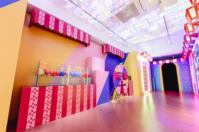 東京・表参道に突如出現した Coach のファン参加型イベント “LIFE COACH” へ潜入 地下鉄や祭りを彷彿とさせる異空間では、気鋭アーティストのライブやタロット占いを定期的に開催 