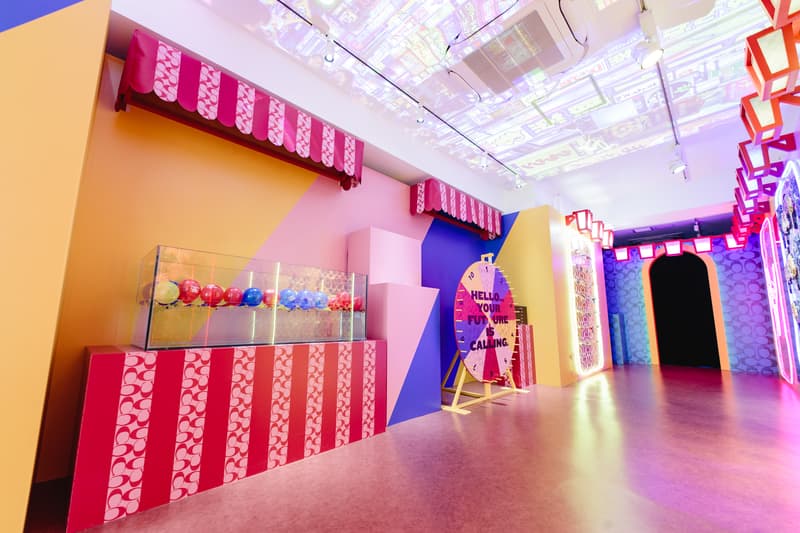 東京・表参道に突如出現した Coach のファン参加型イベント “LIFE COACH” へ潜入 地下鉄や祭りを彷彿とさせる異空間では、気鋭アーティストのライブやタロット占いを定期的に開催