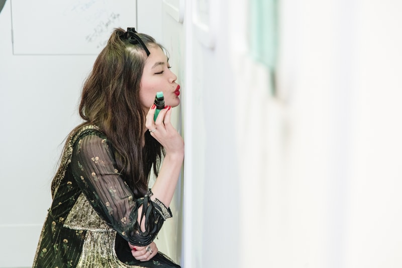 東京・表参道に突如出現した Coach のファン参加型イベント “LIFE COACH” へ潜入 地下鉄や祭りを彷彿とさせる異空間では、気鋭アーティストのライブやタロット占いを定期的に開催 