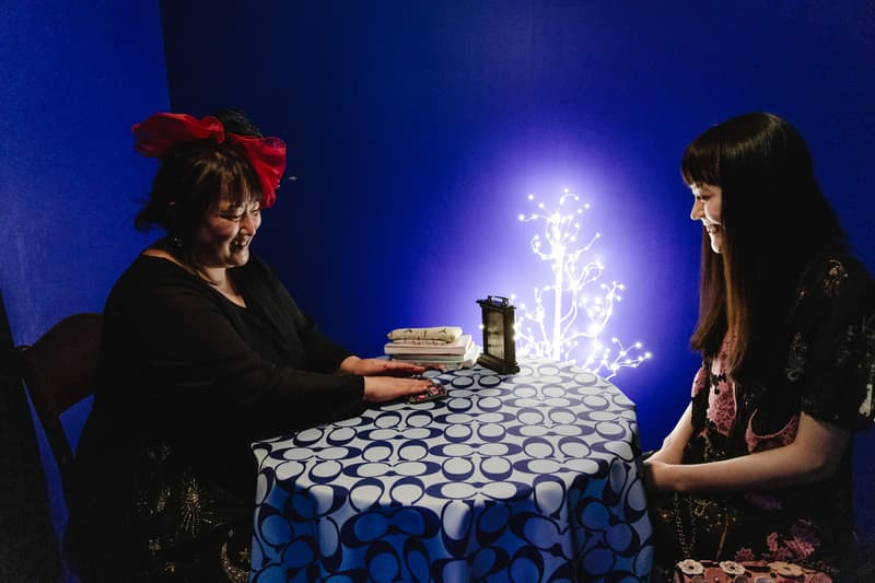 東京・表参道に突如出現した Coach のファン参加型イベント “LIFE COACH” へ潜入 地下鉄や祭りを彷彿とさせる異空間では、気鋭アーティストのライブやタロット占いを定期的に開催