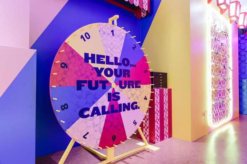 東京・表参道に突如出現した Coach のファン参加型イベント “LIFE COACH” へ潜入 地下鉄や祭りを彷彿とさせる異空間では、気鋭アーティストのライブやタロット占いを定期的に開催 