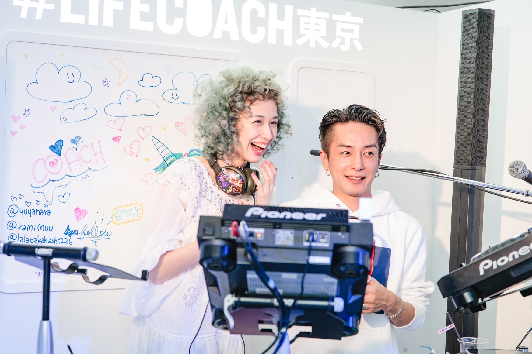 東京・表参道に突如出現した Coach のファン参加型イベント “LIFE COACH” へ潜入 地下鉄や祭りを彷彿とさせる異空間では、気鋭アーティストのライブやタロット占いを定期的に開催 