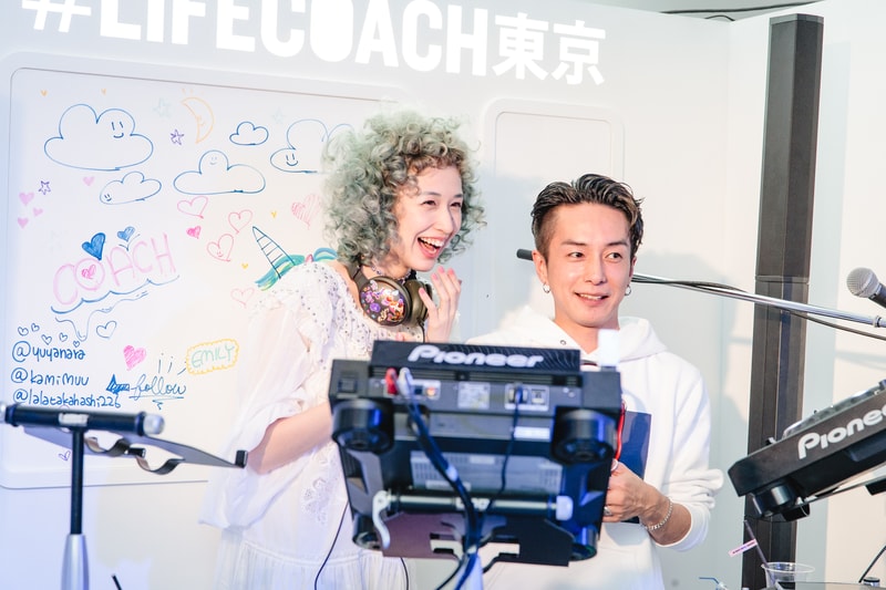 東京・表参道に突如出現した Coach のファン参加型イベント “LIFE COACH” へ潜入 地下鉄や祭りを彷彿とさせる異空間では、気鋭アーティストのライブやタロット占いを定期的に開催 