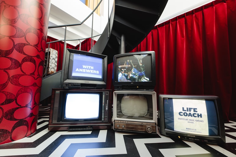 東京・表参道に突如出現した Coach のファン参加型イベント “LIFE COACH” へ潜入 地下鉄や祭りを彷彿とさせる異空間では、気鋭アーティストのライブやタロット占いを定期的に開催 