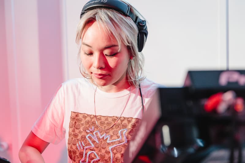 東京・表参道に突如出現した Coach のファン参加型イベント “LIFE COACH” へ潜入 地下鉄や祭りを彷彿とさせる異空間では、気鋭アーティストのライブやタロット占いを定期的に開催