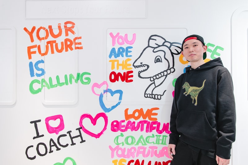 東京・表参道に突如出現した Coach のファン参加型イベント “LIFE COACH” へ潜入 地下鉄や祭りを彷彿とさせる異空間では、気鋭アーティストのライブやタロット占いを定期的に開催 