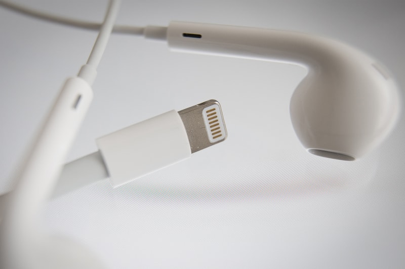 Apple アップル 純正  iPhone アクセサリー 充電器 lightning ライトニング バッテリー アダプター イヤホン セブンイレブン セブン コンビニ 発売 販売 