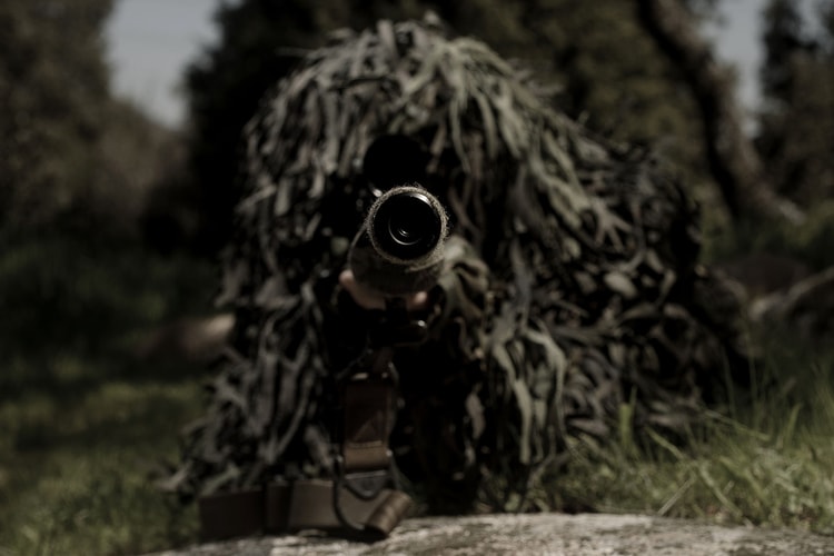 謎の大富豪が個人所有の島で100人生き残り形式のバトルロワイアルゲームを開催?