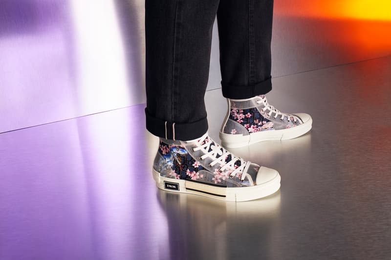 ディオール 空山基 DIOR オンライン スニーカー Tシャツ スエットシャツ ニット カードホルダー ポシェット バンダナ B23スニーカー ネックレス アクセサリー