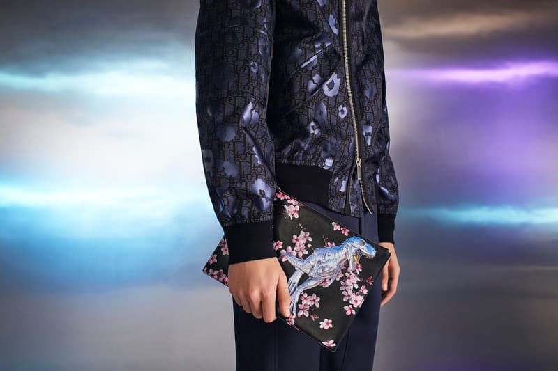 ディオール 空山基 DIOR オンライン スニーカー Tシャツ スエットシャツ ニット カードホルダー ポシェット バンダナ B23スニーカー ネックレス アクセサリー