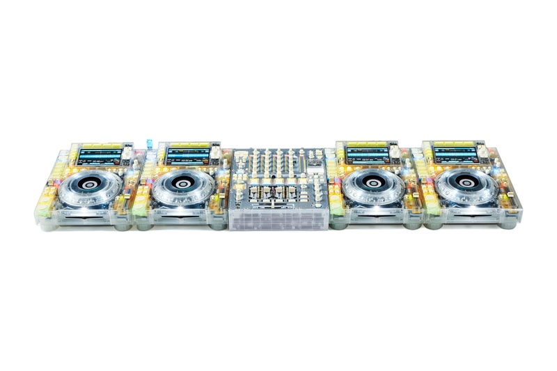 パイオニアDJ ヴァージル・アブロー Pioneer DJ c/o Virgil Abloh MCA Chicago Exhibition “Figures of Speech” Exhibition, Chicago Museum of Modern Art, June 2019 CDJ-2000NXS2 and DJM-900NXS2 DJ equipment transparent clear 