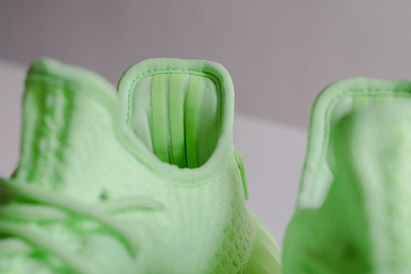 YEEZY BOOST 350 V2 Glow-In-The-Dark イージーブースト 350 蓄光 発売日 リリース 取扱 オンライン 抽選