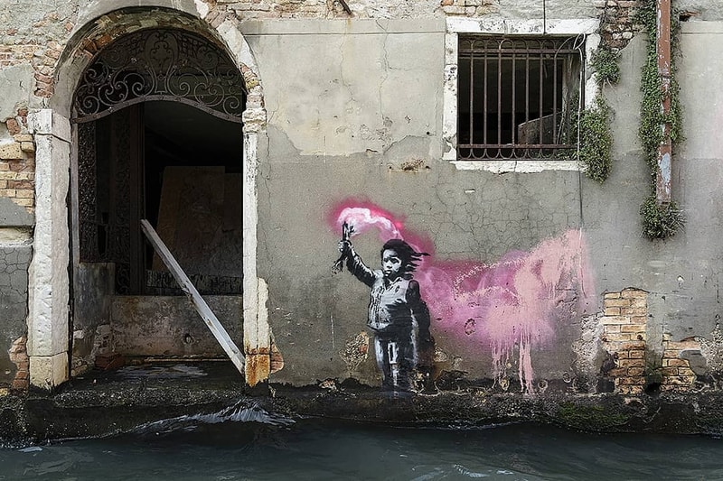 Banksy がイタリア・ヴェネツィアの街中に移民をテーマに新たな作品を描く