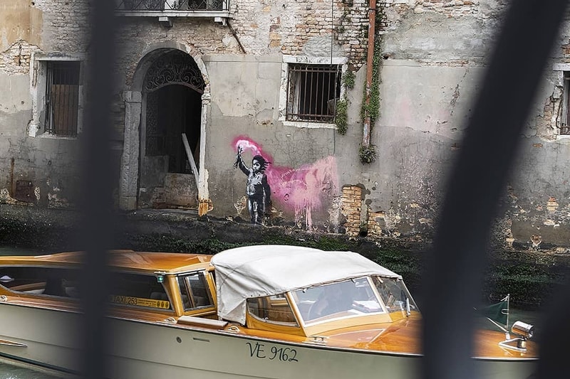 Banksy がイタリア・ヴェネツィアの街中に移民をテーマに新たな作品を描く