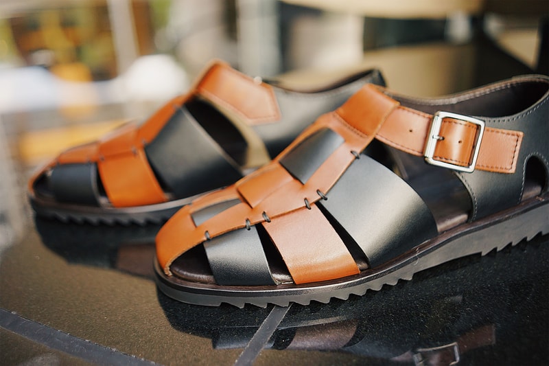 10匣、テンボックス TENBOX がフランスの名門シューズブランド パラブーツ Paraboot とタッグを組んだ別注グルカサンダルを発表
