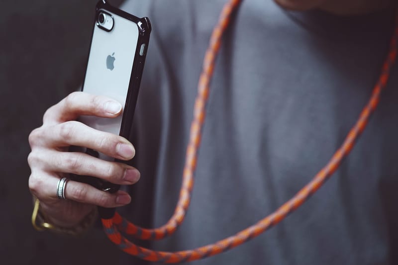 グッドデザイン賞にも輝く YOSEMITE CAMERA STRAP の機能性を継承するスマホ用ストラップが登場