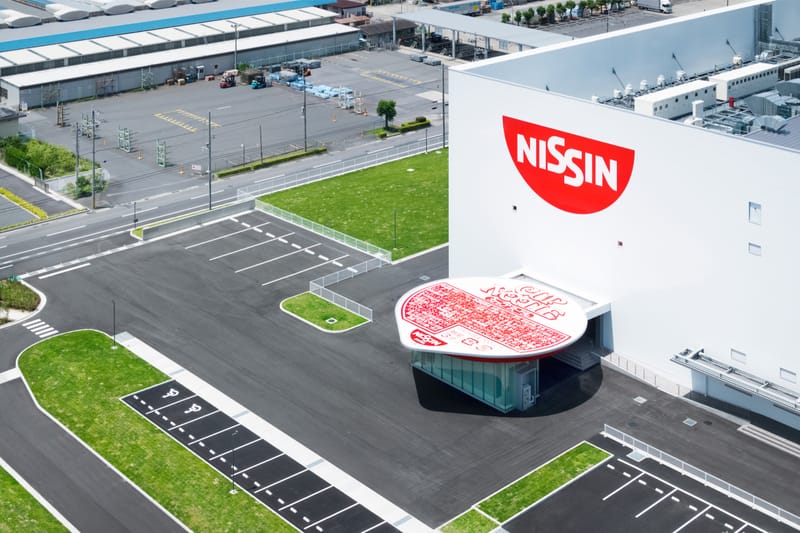 佐藤可士和が手がけた日清食品関西工場の工場見学施設