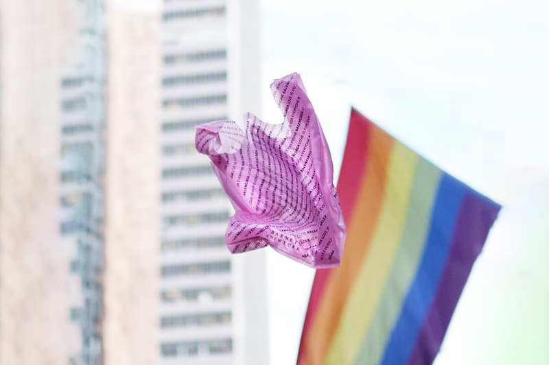バレンシアガ Balenciaga x バーニーズ ニューヨーク Barneys デリバッグ プライド パレード Deli Bag World Pride Month 2019 LGBTQ + Plus Free Carrier New York Cassava Starch Eco Friendly Biodegradable Compostable