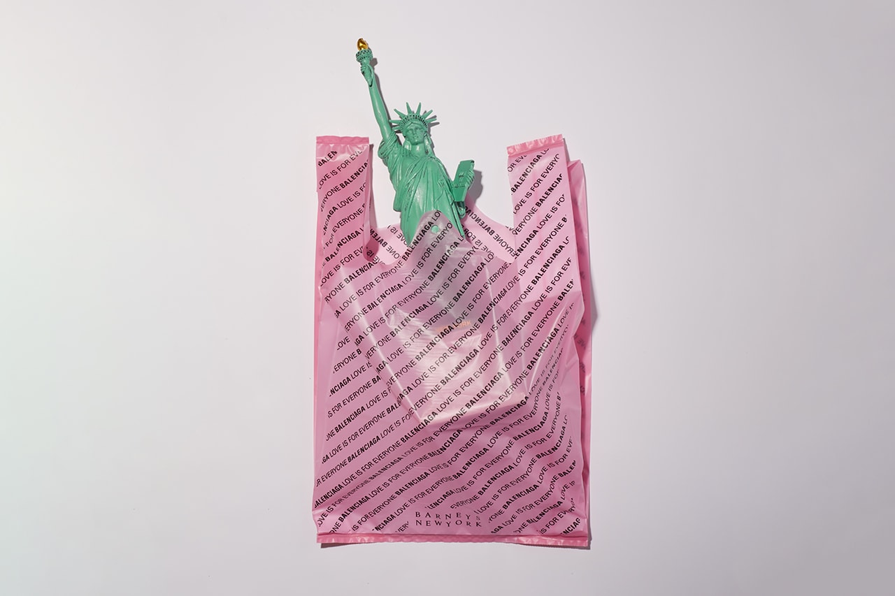 バレンシアガ Balenciaga x バーニーズ ニューヨーク Barneys デリバッグ プライド パレード Deli Bag World Pride Month 2019 LGBTQ + Plus Free Carrier New York Cassava Starch Eco Friendly Biodegradable Compostable 