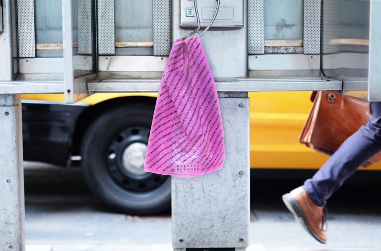 Balenciaga と Barneys New York が LGBTQ コミュニティを支援する新たな取り組みを発表