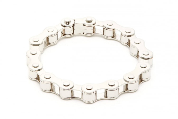 Burberry がバイクのチェーンをモチーフにしたユニークな新作ブレスレットを発表