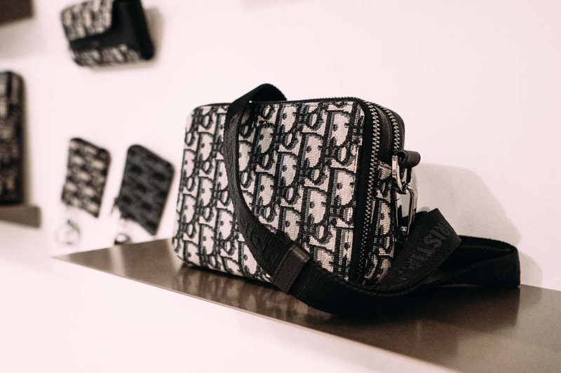 ディオール Dior 2020 春夏コレクション Spring/Summer 2020 Collection Closer Look showroom re see ss20 kim jones daniel arsham yoon matthew m williams rollercoaster buckle menswear パリ ファッションウィーク paris fashion week pfw リモワ rimowa bag collaboration shoes accessories shirts bags
