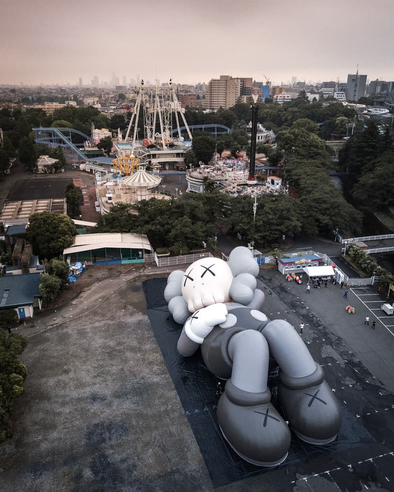 KAWS カウズ 富士山 限定 アイテム ふもとっぱらキャンプ場 住所 入場料 抽選 応募 ぬいぐるみ コンパニオン フィギュア セラミックプレート ファイヤーキングマグ ピン クッション Tシャツ トートバッグ