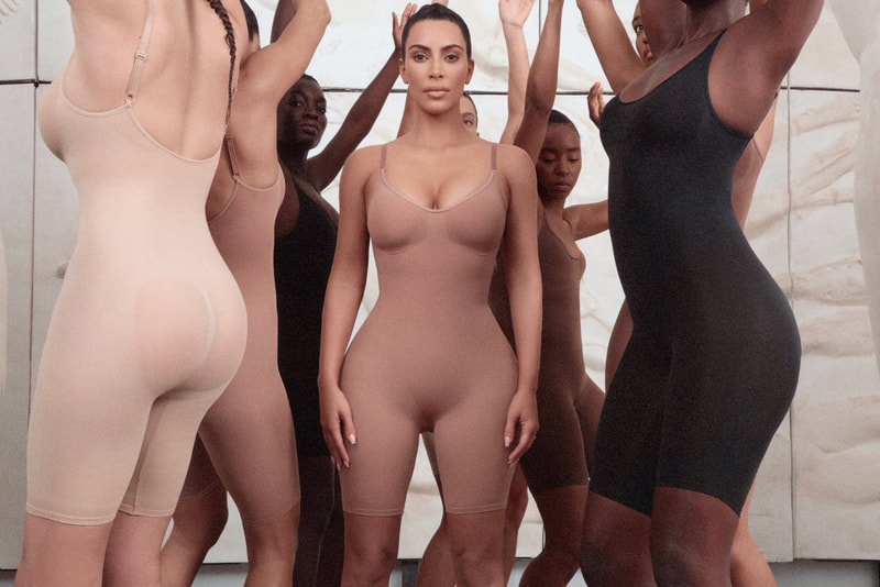 着物 キム・カーダシアン Kimono 矯正下着 誰 カニエ・ウェスト Kim Kardashian アンダーウェア ランジェリー ブラ 