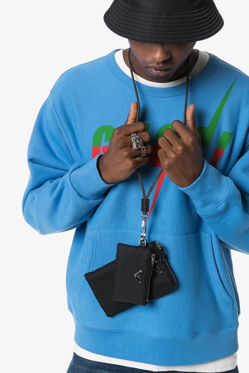 プラダよりお馴染みのナイロン素材を用いたネックウォレットが登場 Hypebeast Jp プラダよりお馴染みのナイロン素材を用いたネックウォレットが登場 Hypebeast Jp