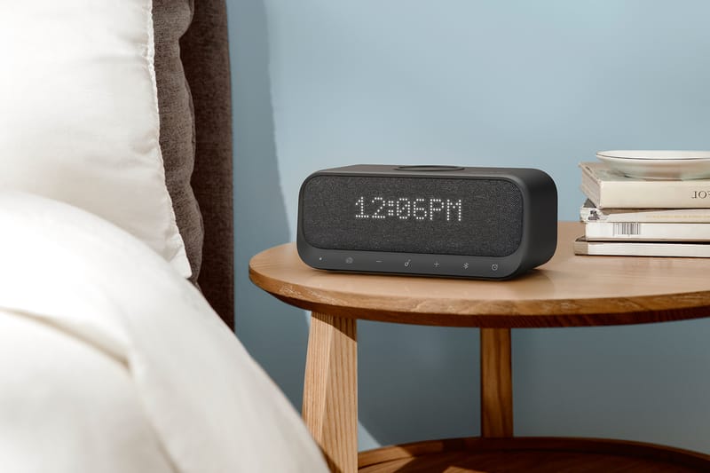 Anker よりスピーカー、ラジオ、目覚まし、充電器の機能を備えたベッドサイドスピーカーが登場