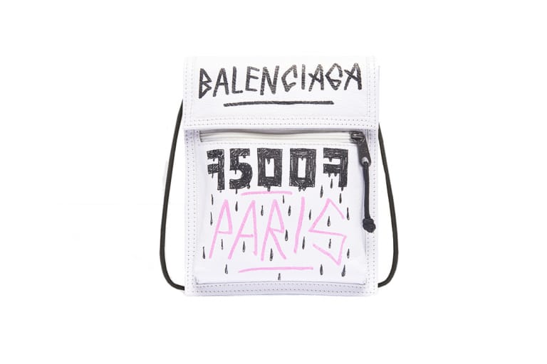 Balenciaga より機能性とストリート感をバランス良く融合させたネックポーチが登場