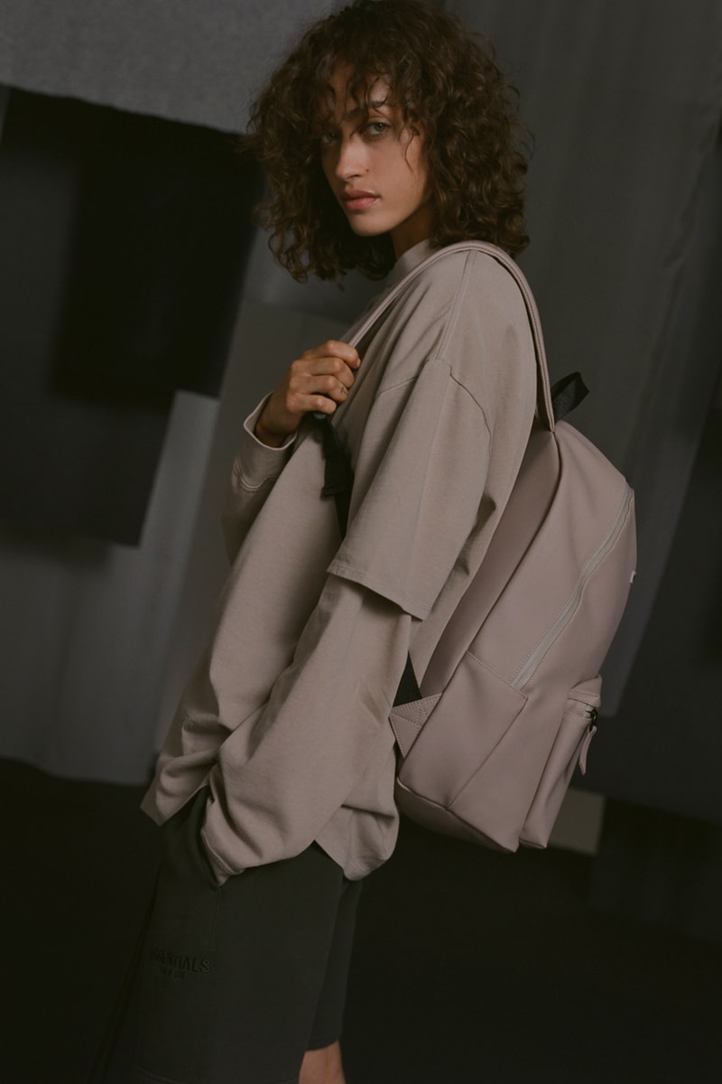 エッセンシャルズ fog フィアオブゴッド ジェリーロレンゾ jerry lorenzo Fear of God Essentials Fall 2019 Lookbook Jackets Pants Tees Fanny Packs Shorts Sweatpants Sweatshirts Yellow Black Pink Gray White Brown Accessories vintage backless runner retail july september