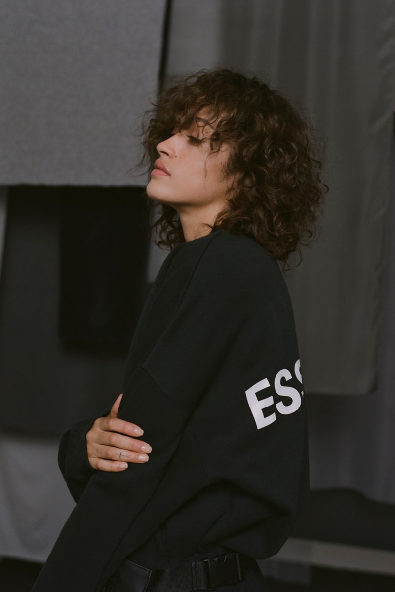 エッセンシャルズ fog フィアオブゴッド ジェリーロレンゾ jerry lorenzo Fear of God Essentials Fall 2019 Lookbook Jackets Pants Tees Fanny Packs Shorts Sweatpants Sweatshirts Yellow Black Pink Gray White Brown Accessories vintage backless runner retail july september