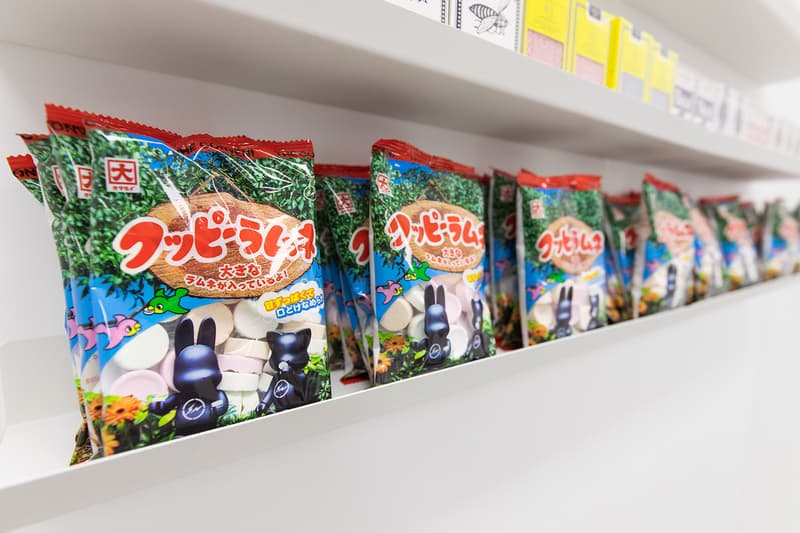 ザ・コンビニ THE CONVENI 藤原ヒロシ HBX 香港 住所 Tシャツ オンライン お菓子 ボールペン トランプ ボトル 缶 タオル