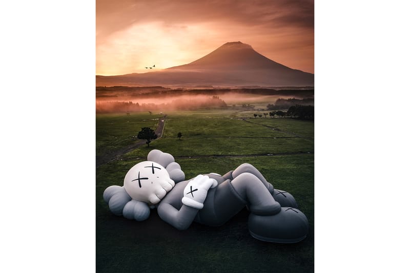 1円〜 KAWS：HOLIDAY JAPAN 富士山 ぬいぐるみ ブルー KAWS:HOLIDAY 