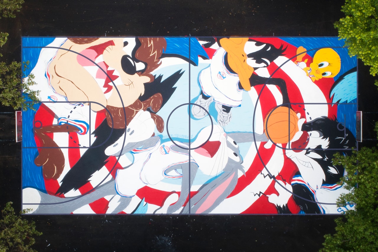 映画『スペース・ジャム』のキャラクターが一面に描かれたバスケットコートが誕生 evan rossell warner bros tune squad basketball court mural artwork street art 