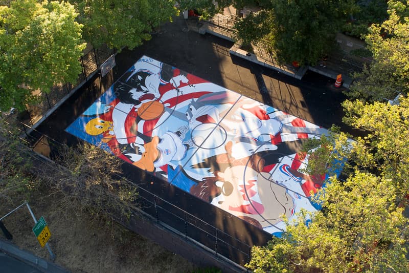 映画『スペース・ジャム』のキャラクターが一面に描かれたバスケットコートが誕生 evan rossell warner bros tune squad basketball court mural artwork street art