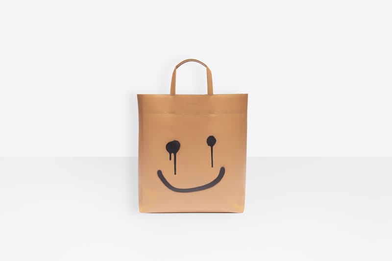 balenciaga バレンシアガ fall 秋冬 コレクション 恋人 パリ ライフスタイル パリジェンヌ winter 2019 collection プレオーダー release drop preorder pyjama jacket pajama pants black silk velvet cosy bb slippers eiffel tower shape gold ring paris arch ring antique silver 