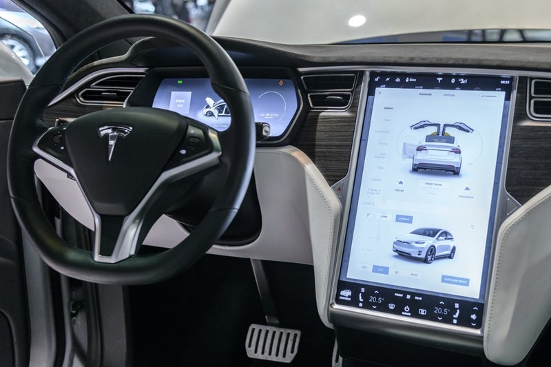 Tesla テスラ 大型車載 ディスプレイ ネットフリックス Netflix  ユーチューブ YouTube コンテンツ